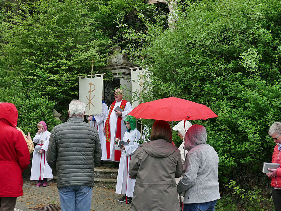 Markusprozession zum Kreuz an der Netzer Straße (Foto: Karl-Franz Thiede)